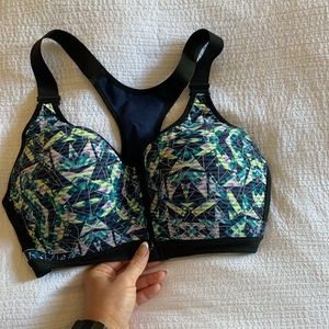 Like New VS “knockout” underwire sports bra